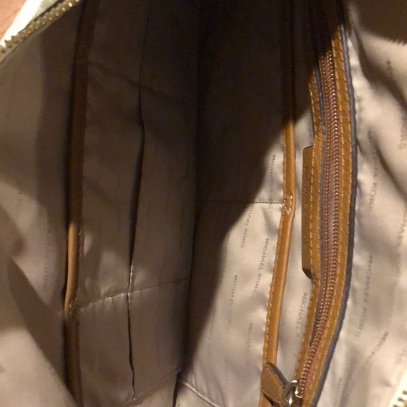 Michael Kors Signature Lydia Large Hobo Bag - Picture 4 of 7